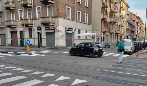 Una immagine di 'strisce pedonali fantasma' in via Nicola Fabrizi