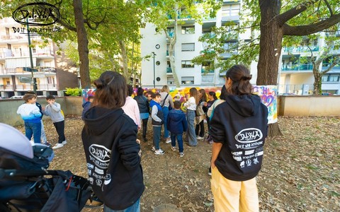 L'intervento artistico sui muri della scuola Antonelli