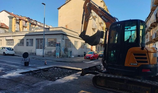 Si ripara la buca di via Vestigne Si ripara la buca di via Vestigne