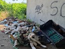 Villaretto sommerso dai rifiuti: “Scarichi illegali ogni giorno sotto la Torino-Caselle”