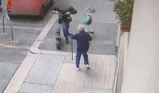 Scippo in monopattino in Corso Galileo Ferraris: incastrato dalle telecamere di sorveglianza [VIDEO]
