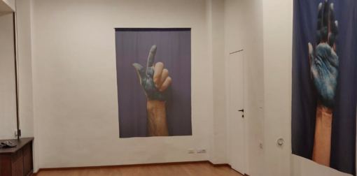 Alla Galleria Sutura di via Sacchi, la mostra di Francesca Grilli indaga la natura del tatto
