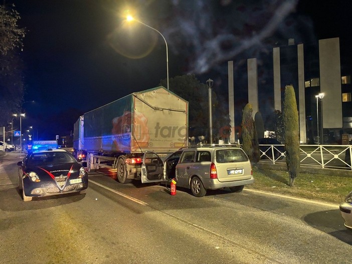 Malore alla guida, si schianta con l'auto contro un camion: muore 58enne di Villafranca Piemonte