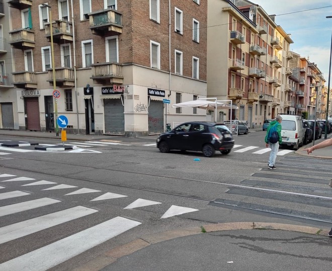 Una immagine di 'strisce pedonali fantasma' in via Nicola Fabrizi