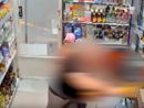 Si finge vittima di un'aggressione in un minimarket, ma le telecamere lo inchiodano: arrestato per estorsione un 39enne