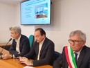 tre persone al tavolo