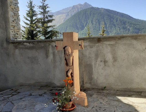 Il maestro Carlo Piffer dona un crocifisso in legno a Sestriere