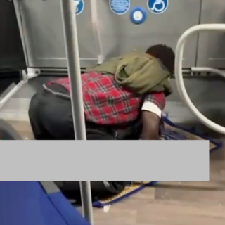 Un fedele impegnato nella preghiera del Ramadan