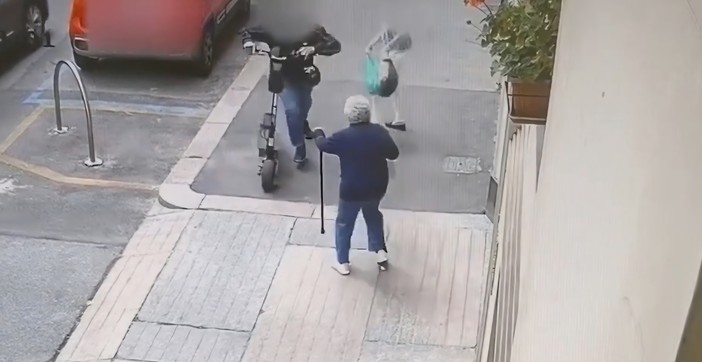 Scippo in monopattino in Corso Galileo Ferraris: incastrato dalle telecamere di sorveglianza [VIDEO]