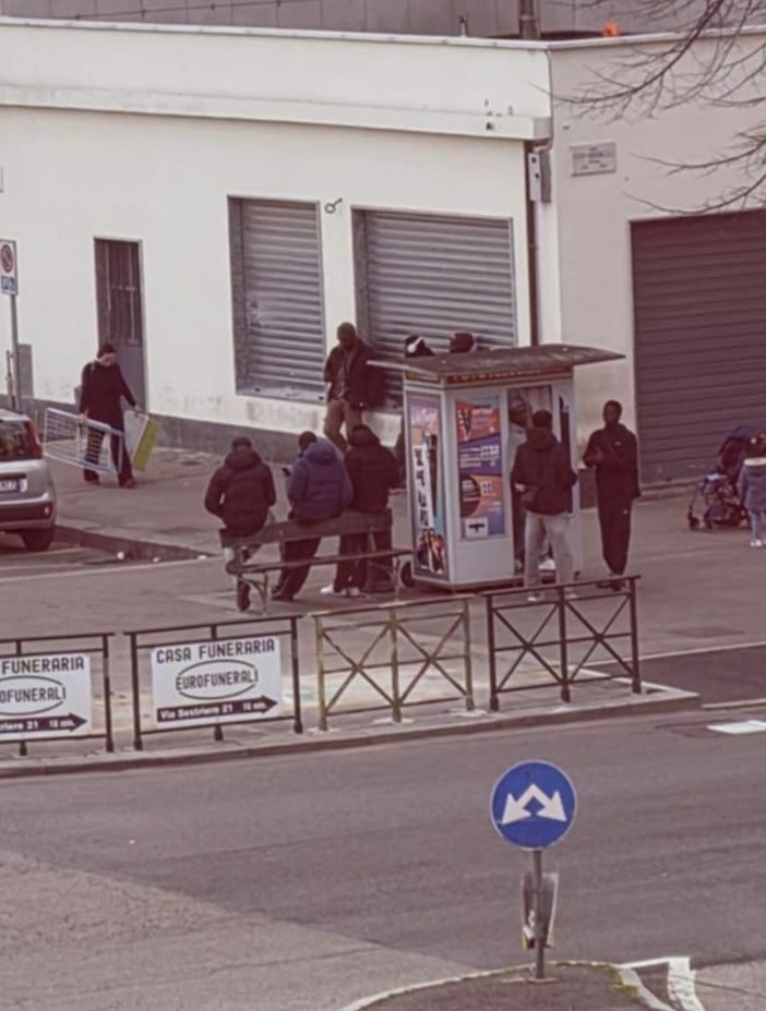 Spaccio in piazza Bengasi