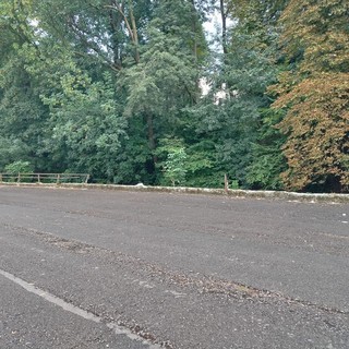 La staccionata di Corso Appio in stato di abbandono