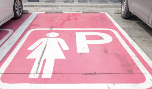 Parcheggi rosa per donne incinte e neo-genitori: &quot;Torino è ancora ferma&quot;