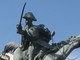 La statua equestre di piazza Solferino, lontana dai &quot;soliti&quot; canoni artistici