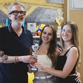 Sofia Tita (al centro) premiata in assessorato dopo il doppio oro nei balli caraibici Sofia Tita (al centro) premiata in assessorato dopo il doppio oro nei balli caraibici