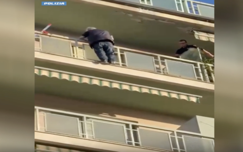 Minaccia di gettarsi dal cornicione di uno stabile nel quartiere Cenisia: salvato dalla Polizia [VIDEO]