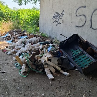 Villaretto sommerso dai rifiuti: “Scarichi illegali ogni giorno sotto la Torino-Caselle”