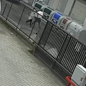 Tenta di rapinare un'anziana di 94 anni a Barriera di Milano: arrestato un 35enne