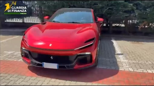 Truccavano le tasse sul gasolio e giravano in Ferrari: nei guai ditta di camion e manager fantasma
