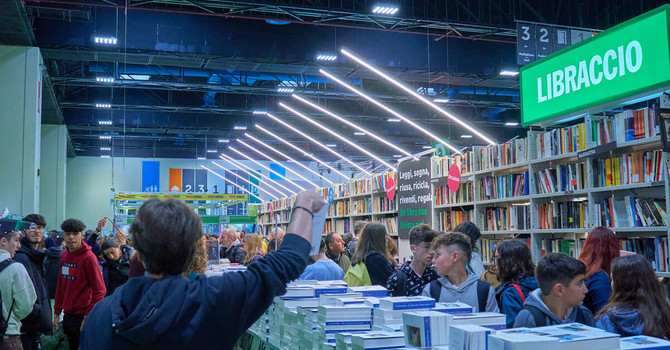 Immagine degli studenti che affollano il Salone Immagine degli studenti che affollano il Salone