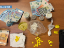 I soldi e la droga recuperati dalla Polizia I soldi e la droga recuperati dalla Polizia