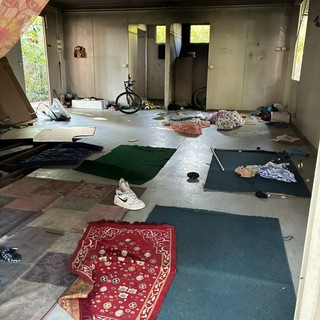In corso lo sgombero di una ex bocciofila In corso lo sgombero di una ex bocciofila