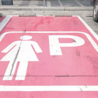Parcheggi rosa per donne incinte e neo-genitori: &quot;Torino è ancora ferma&quot;
