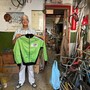 Salvatore La Terra chiude la storica ciclofficina dopo 39 anni Salvatore La Terra chiude la storica ciclofficina dopo 39 anni