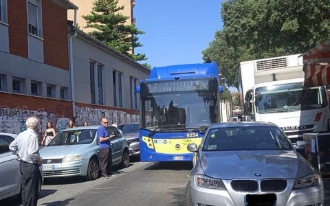 Sosta selvaggia al mercato di Santa Rita: autobus in colonna e cittadini infuriati