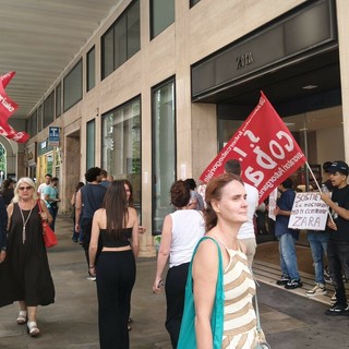 "Zara sfrutta e ci butta via": presidio davanti allo store di via Roma