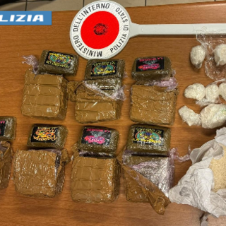 Cocaina e hashish nascosti tra i fazzoletti e il vino, due arresti all’ex Manifattura Tabacchi [VIDEO]