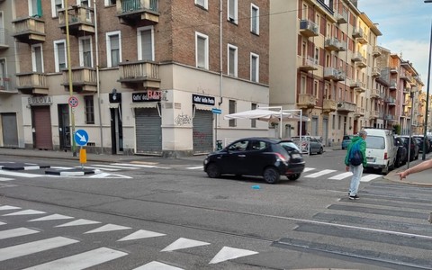 Una immagine di 'strisce pedonali fantasma' in via Nicola Fabrizi