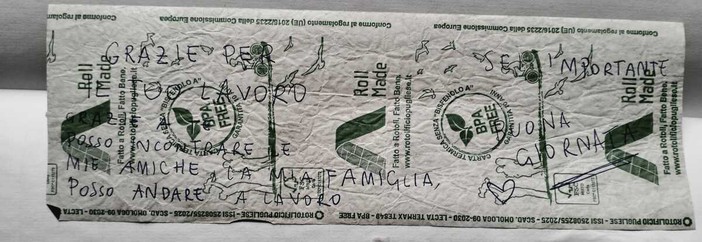 Lo scontrino con il ringraziamento della passeggera