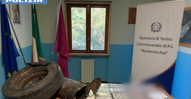 Bardonecchia, la polizia intercetta il furgone della droga: all'interno 29 kg di cocaina Bardonecchia, la polizia intercetta il furgone della droga: all'interno 29 kg di cocaina