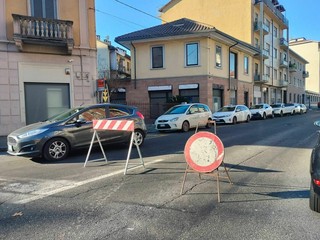 Si ripara la buca di via Vestigne