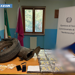 Bardonecchia, la polizia intercetta il furgone della droga: all'interno 29 kg di cocaina Bardonecchia, la polizia intercetta il furgone della droga: all'interno 29 kg di cocaina