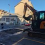 Si ripara la buca di via Vestigne Si ripara la buca di via Vestigne