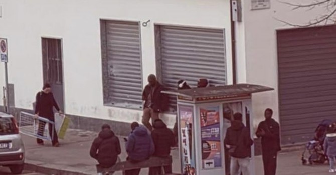 Spaccio in piazza Bengasi