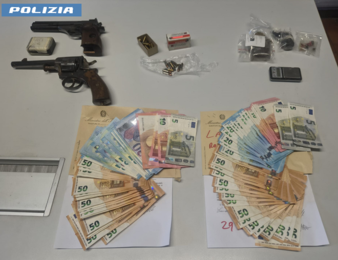 Droga, spaccio e armi: scattate le manette per due 24enni Droga, spaccio e armi: scattate le manette per due 24enni