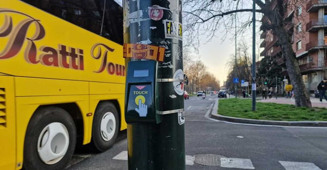 I nuovi pulsanti installati all'incrocio I nuovi pulsanti installati all'incrocio