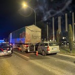 Malore alla guida, si schianta con l'auto contro un camion: muore 58enne di Villafranca Piemonte