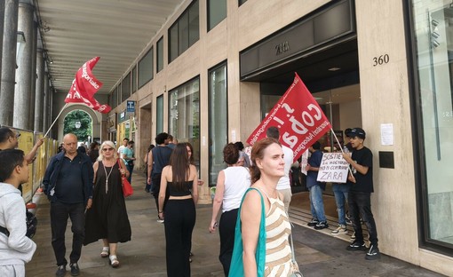 "Zara sfrutta e ci butta via": presidio davanti allo store di via Roma "Zara sfrutta e ci butta via": presidio davanti allo store di via Roma
