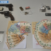 Droga, spaccio e armi: scattate le manette per due 24enni Droga, spaccio e armi: scattate le manette per due 24enni