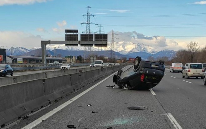 Auto ribaltata in tangenziale a Stupinigi: un ferito, forti rallentamenti sul traffico Auto ribaltata in tangenziale a Stupinigi: un ferito, forti rallentamenti sul traffico