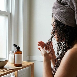 Shampoo capelli ricci: idratazione, definizione e routine pratica Shampoo capelli ricci: idratazione, definizione e routine pratica