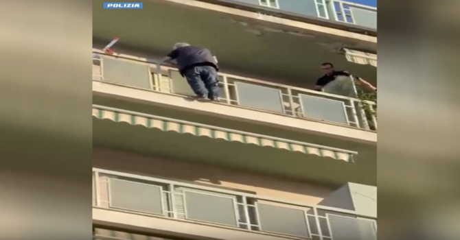 Minaccia di gettarsi dal cornicione di uno stabile nel quartiere Cenisia: salvato dalla Polizia [VIDEO]