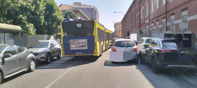 Sosta selvaggia davanti alla scuola Michele Rua