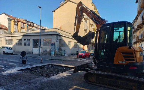 Si ripara la buca di via Vestigne