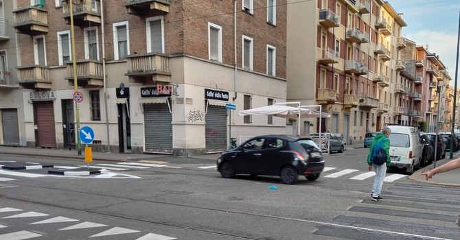 Una immagine di 'strisce pedonali fantasma' in via Nicola Fabrizi