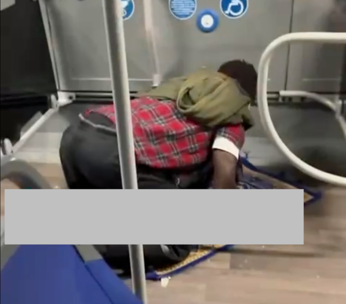 Un fedele impegnato nella preghiera del Ramadan