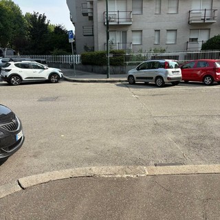 Le strisce sbiadite in via Lancia Le strisce sbiadite in via Lancia